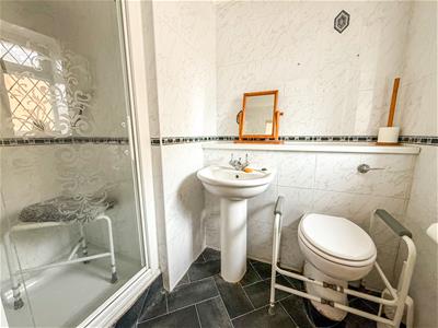 EN-SUITE SHOWER ROOM